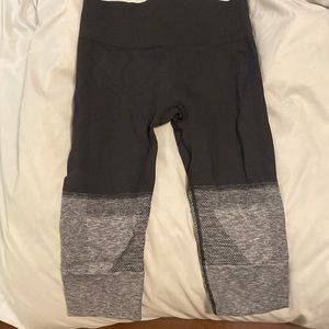 NWOT size 8 Lululemon ombré ribbed crop